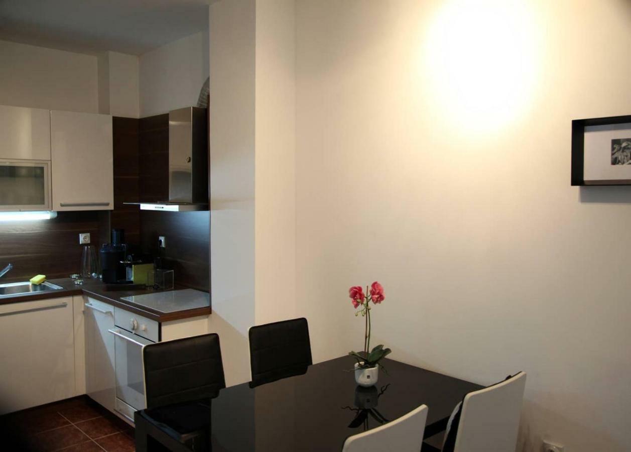65 Square Meters Designer Apartment In Heart Of City - River View ! Park For Free Ni エクステリア 写真