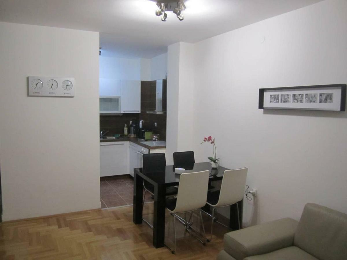 65 Square Meters Designer Apartment In Heart Of City - River View ! Park For Free Ni エクステリア 写真